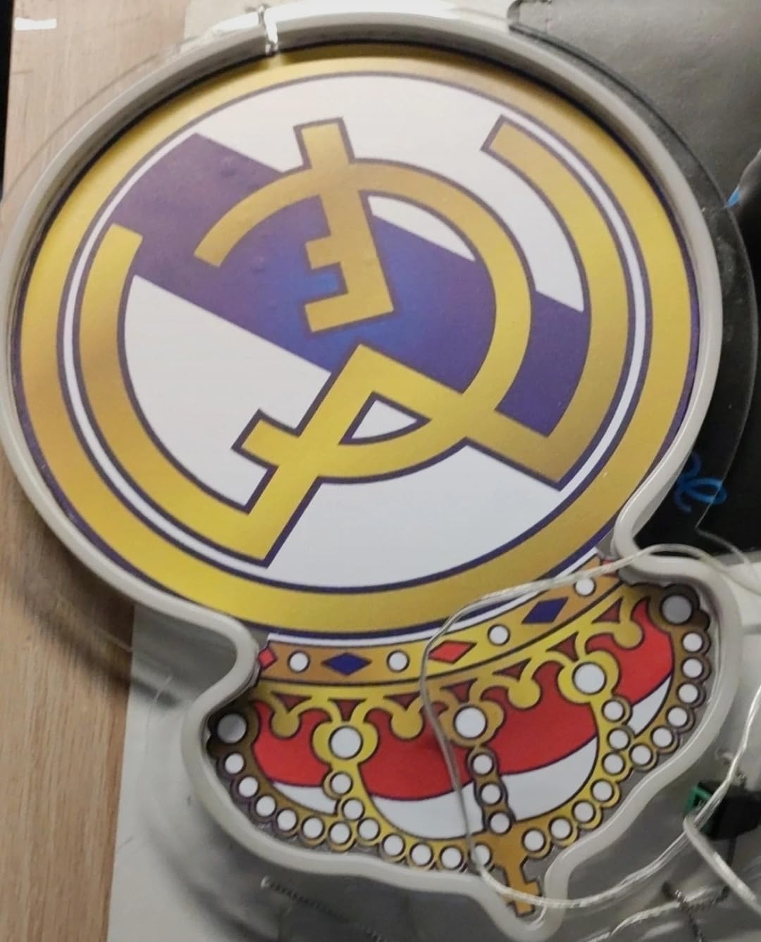 SOLOLED Madrid Escudo, Deportivo con Corona, Emblema de Fútbol,vinilo,metacrilato, neon led medidas 40x30 cm liga de futbol