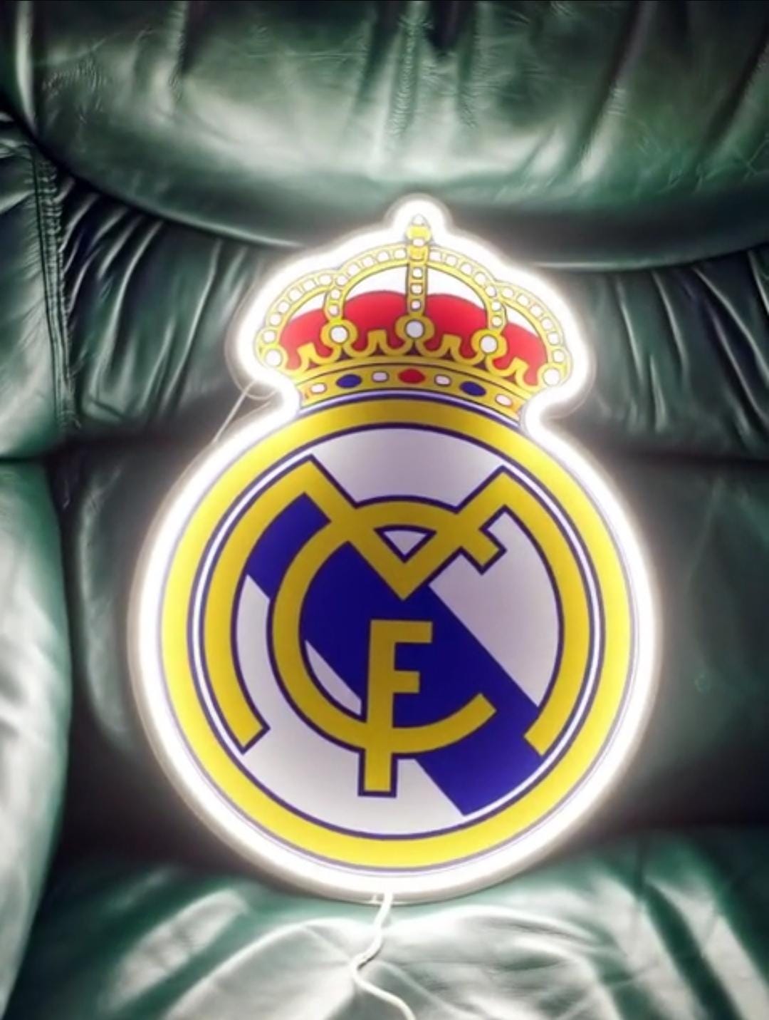 1 escudo Real Madrid con Pantalla metacrilato y vinilo con neón LED de Bar Deportivo, de la lga de futbol, Ambiente de Pub
