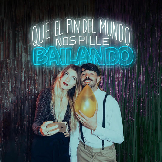 Letrero LED Neón Decorativo, Texto 'Que el Fin del Mundo nos Pille Bailando', 90 cm x 43 cm, Azul y Blanco