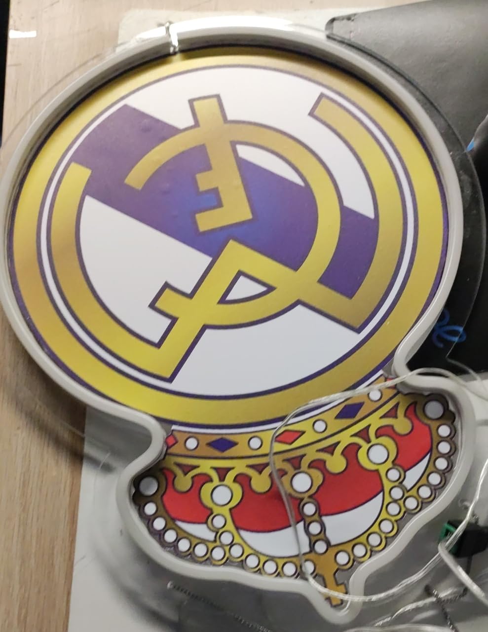 Lámpara LED Decorativa regalo R. Madrid, Logotipo Iluminado del Club, Escudo,LIGA DE FUTBOL METACRILATO Y VINILO,NEON MEDIDAS 40X30CM