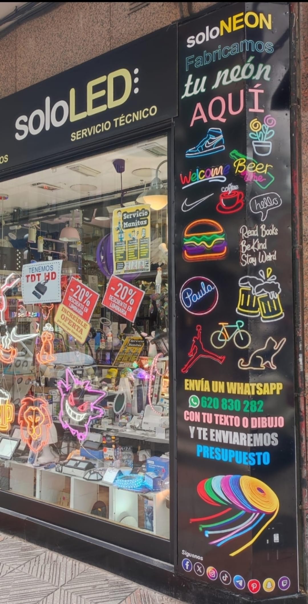 Escudo de futbol liga 1º division del Club BETIS, Diseño con medidas metacrilato 40x35cm aproximadamente dependiendo el diseño del escudo con neon led,metacrilato y vinilo color.Alimentacion 12v,cable 2m y cadena para colgar en pared incluido.