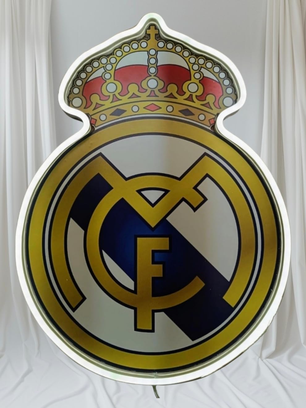 Cartel neón led regalo Real Madrid escudos Decoración de Fútbol, Blanco y Dorado Metacrilato,neón,vinilo, liga de fútbol Medidas 40x30cm