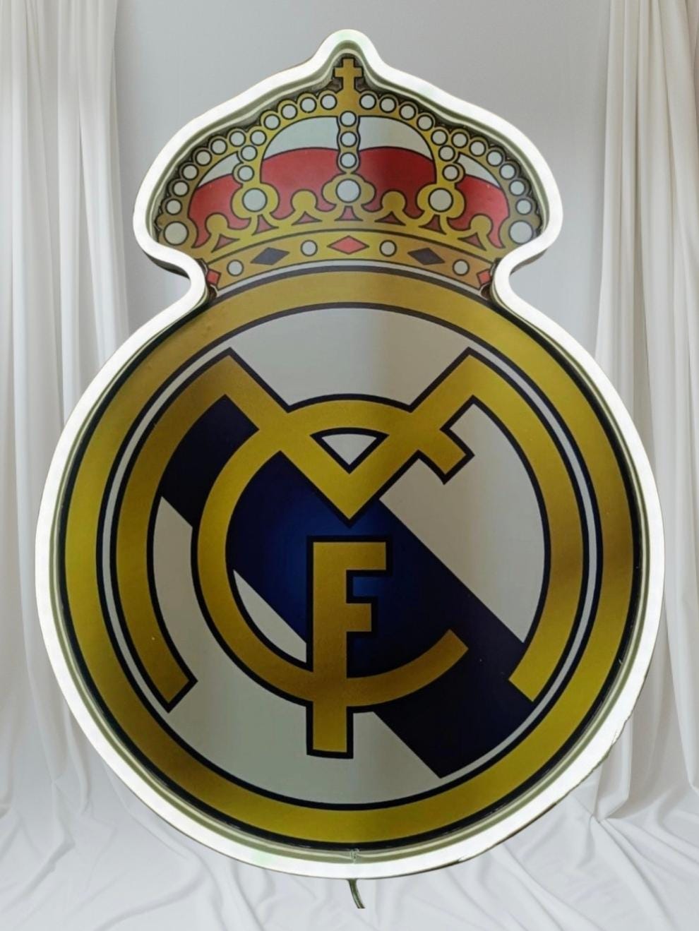 1 escudo Real Madrid con Pantalla metacrilato y vinilo con neón LED de Bar Deportivo, de la lga de futbol, Ambiente de Pub