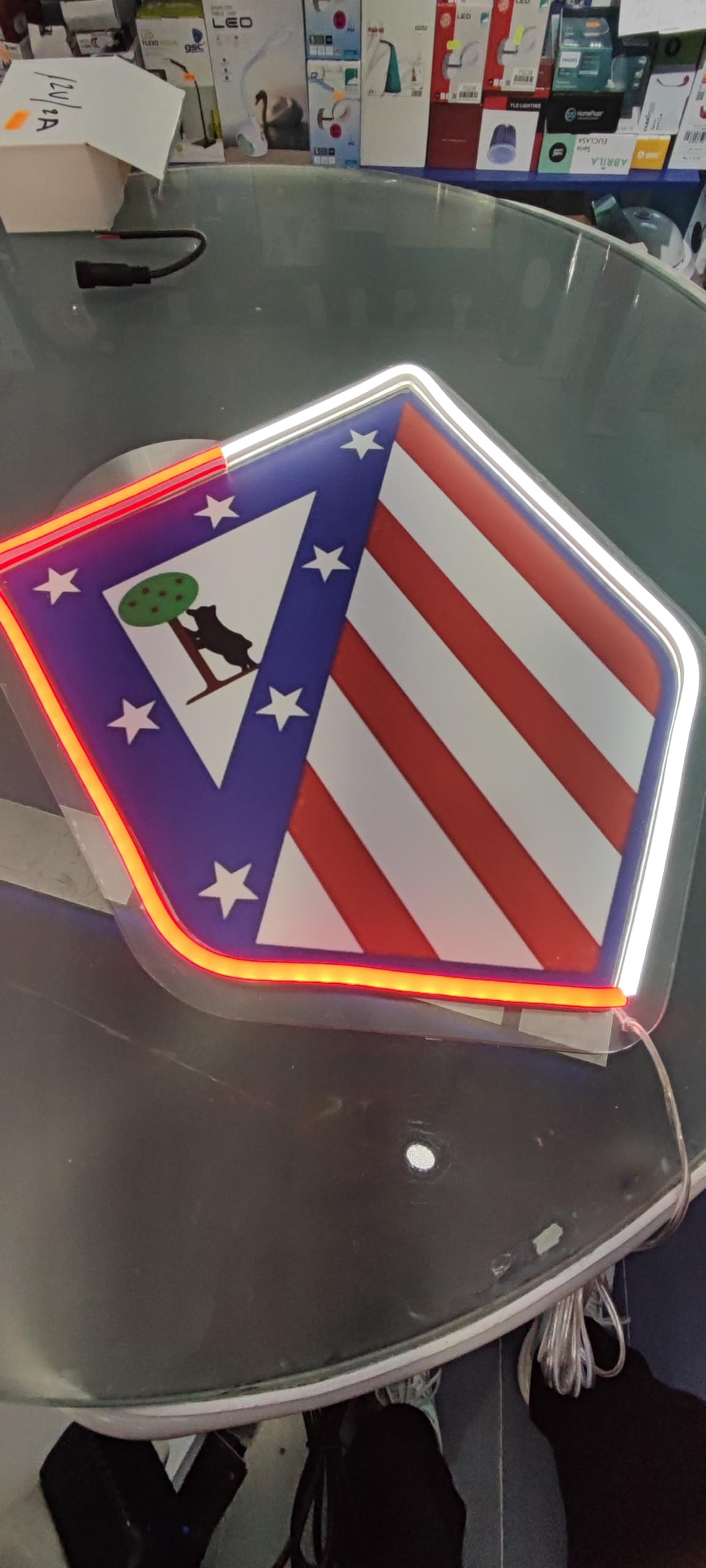 SOLOLED Escudo Iluminado LED del Atlético Insignia Deportiva Decorativa, Rojo y Blanco liga de futbol neon,led,metacrilato,vinilo, 38x27 cm medidas