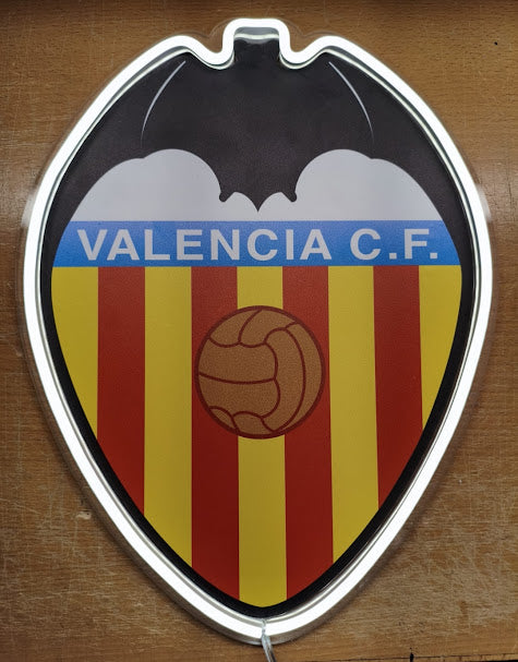 Escudo de futbol liga 1º division VALENCIA Emblema del Club, Diseño con medidas metacrilato 40x35cm aproximadamente dependiendo el diseño del escudo con neon led,metacrilato y vinilo color.Alimentacion 12v ,cable 2m y cadena para colgar en pared incluido.