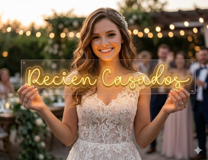Letrero Neón de Recien Casados, Luz neón LED, Amarillo, Decoración de Pared con base metacrilato transparente, cadena, cable de 1.5 m y alimentación 12 v medidas 80x20 cm