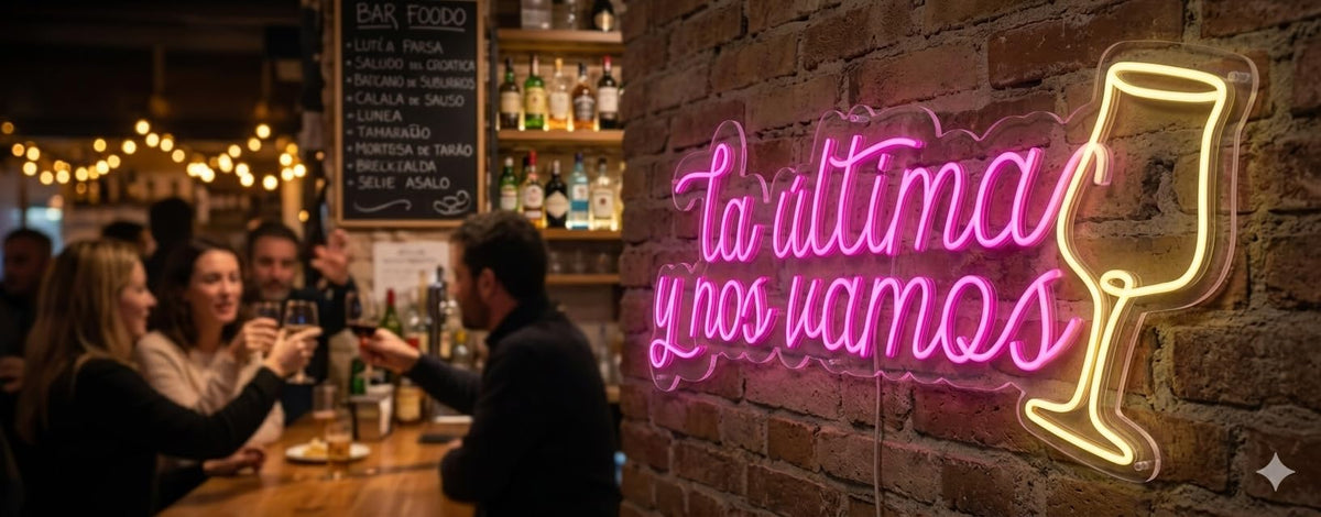 Letrero Neón de Frase "La última y nos vamos" con Copa, Luz neón LED, Rosa y Amarillo, Decoración de Pared con base metacrilato transparente,cadena,cable de 1.5 m y alimentación 12 v medidas 90x40 cm