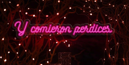 Letrero de Neón 'Y comieron perdices', 16 x 88 cm, Personalizable, Tamaño S