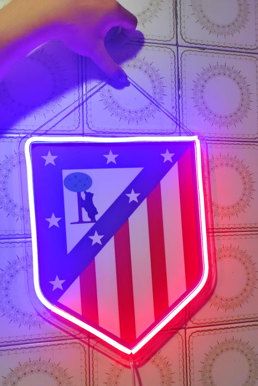 Escudo Decorativo Atlético de Madrid, Emblema del Club con Estrellas, Diseño Oficial medidas 28x35cm neon led metacrilato y vinilo liga de futbol