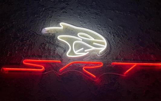 Neón led personalizado con logotipo similar al acabado - Cartel personalizable parecido a coches de serie.