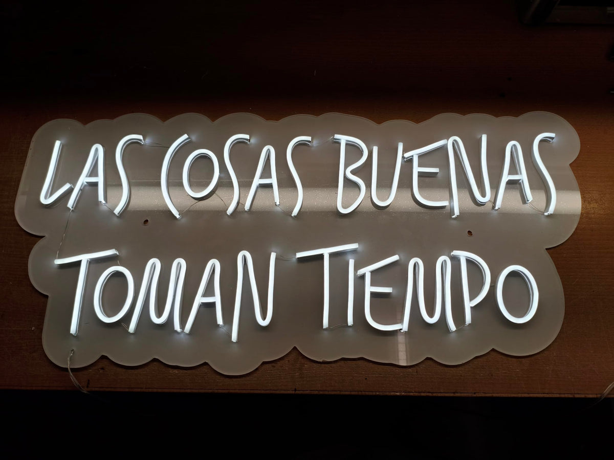 Letrero LED Decorativo de Neón 'Las Cosas Buenas Toman Tiempo', Luz de Pared con Fondo de Hojas Verdes MEDIDAS 75X35 CM ALIMENTADOR 12V