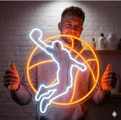 Letrero Neón de Jugador de Baloncesto con Balón, Luz neón LED, Blanco y Naranja, Decoración de Pared con base metacrilato transparente, cadena, cable de 1.5 m y alimentación 12 v medidas 60x65 cm