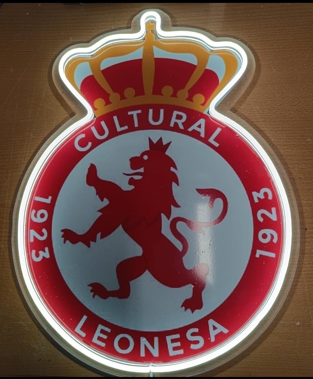 Escudo neón led vinilo metacrilato le Cultural Leonesa Escudo Emblema Deportivo con Corona Real y León, Rojo y Dorado MEDIDAS 40X30 CM ALIMENTACION 12V