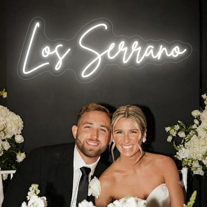 Letrero de Neón Personalizado con Apellido de Boda¿No te encajan estas medidas? Hacemos pedidos a medida. Para contactarnos, haz clic en el nombre de nuestra tienda mandanos un mensaje antes