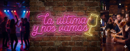 Letrero Neón de Frase "La última y nos vamos" con Copa, Luz neón LED, Rosa y Amarillo, Decoración de Pared con base metacrilato transparente,cadena,cable de 1.5 m y alimentación 12 v medidas 90x40 cm