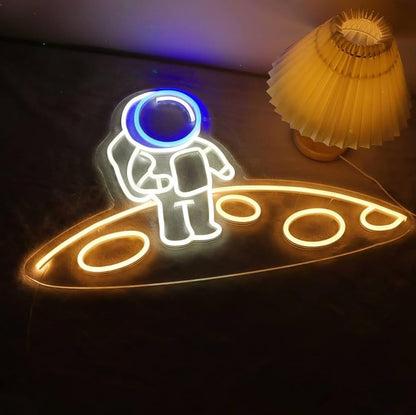Letrero de neón de astronauta, gran astronauta de pie en el planeta para sala de juegos, decoración de pared para habitación espacial, regalos de cumpleaños, tamaño medidas 60x38cm 12 v