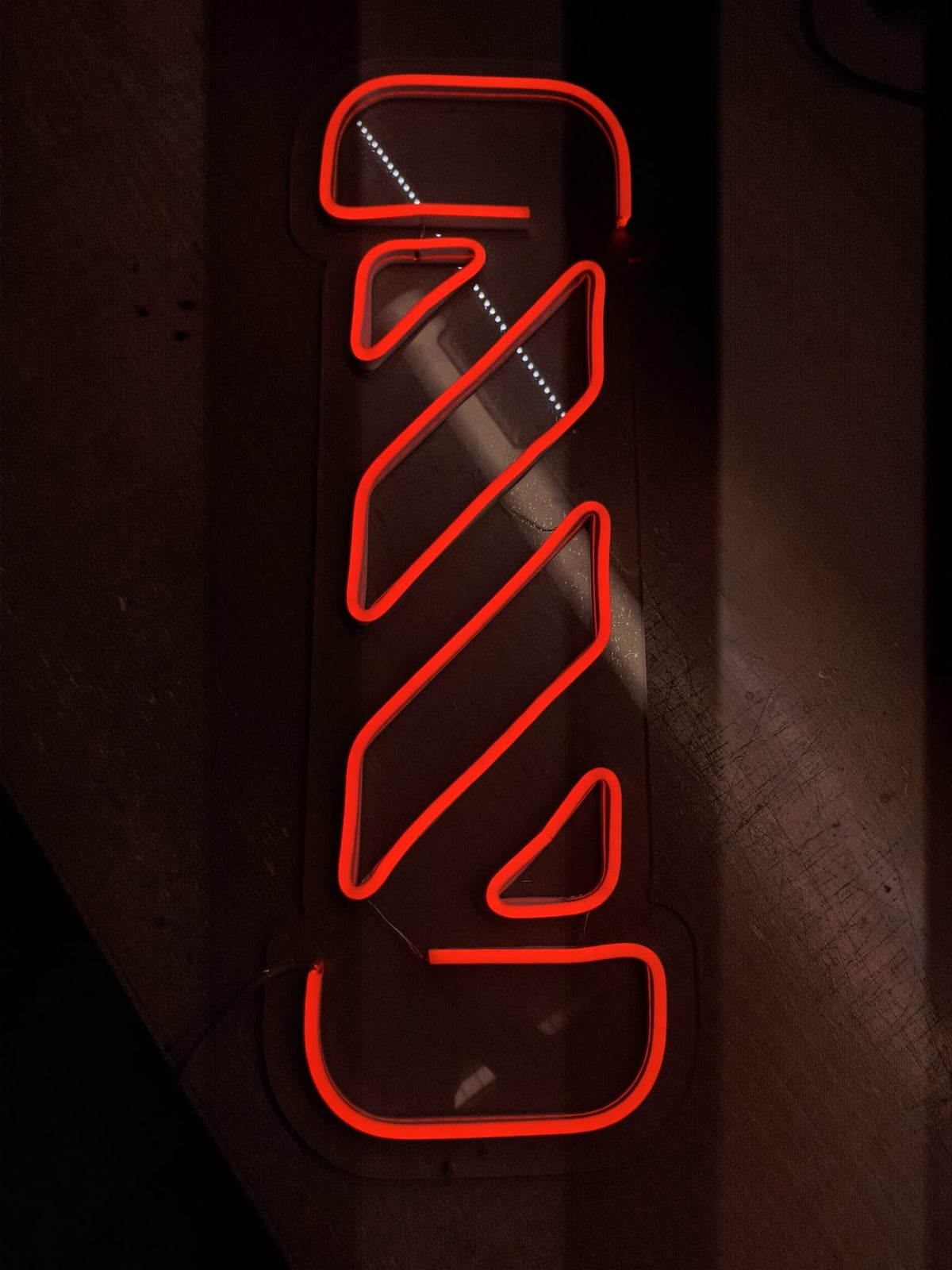 Letrero Neón de Poste de Barbero, Luz neón LED, Color Rojo, Decoración de Pared con base metacrilato transparente, cadena, cable de 1.5 m y alimentación 12 v medidas 55x15 cm