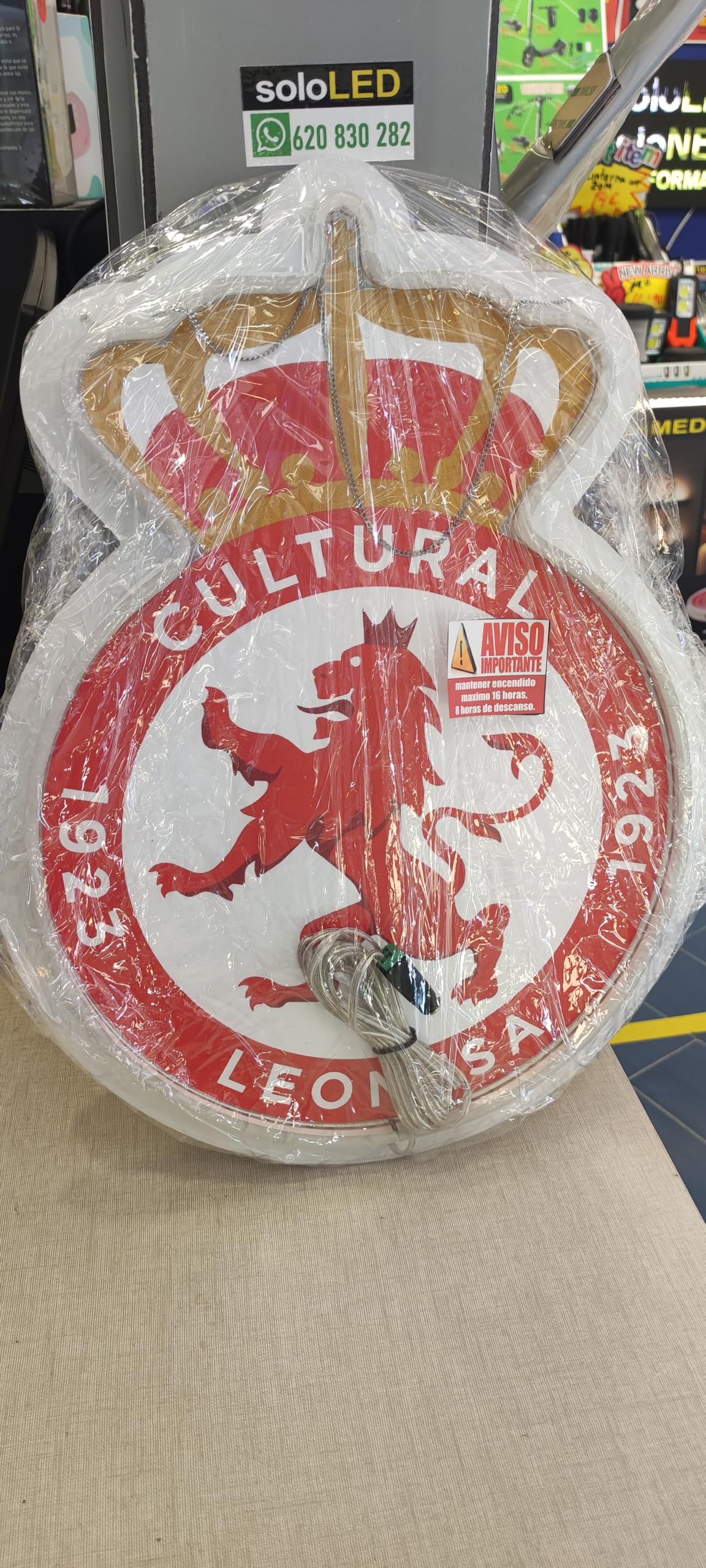 Cultural Escudo Regalo Emblema Deportivo con Corona y León Rampante, Diseño Circular Rojo y Blanco Medidas 40x30 cm Liga de Futbol, metacrilato, Neon,Vinilo Liga de Futbol