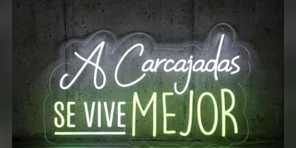 Letrero Neón led metacrilato transparente con forma alimentación 12 v 'A Carcajadas Se Vive Mejor', Blanco y Verde medidas 80 cm aproximadamente