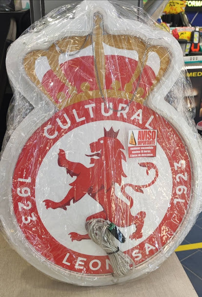 Escudo de futbol liga 2º division del Club CULTURAL, Diseño con medidas metacrilato 40x35cm aproximadamente dependiendo el diseño del escudo con neon led,metacrilato y vinilo color.Alimentacion 12v,cable 2m y cadena para colgar en pared incluido.
