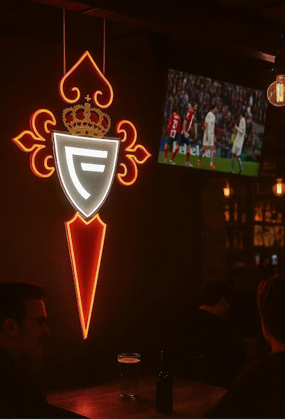 Escudo de futbol liga 1º division del Club CELTA DE VIGO, Diseño con medidas metacrilato 40x35cm aproximadamente dependiendo el diseño del escudo con neon led,metacrilato y vinilo color.Alimentacion 12v,cable 2m y cadena para colgar en pared incluido.