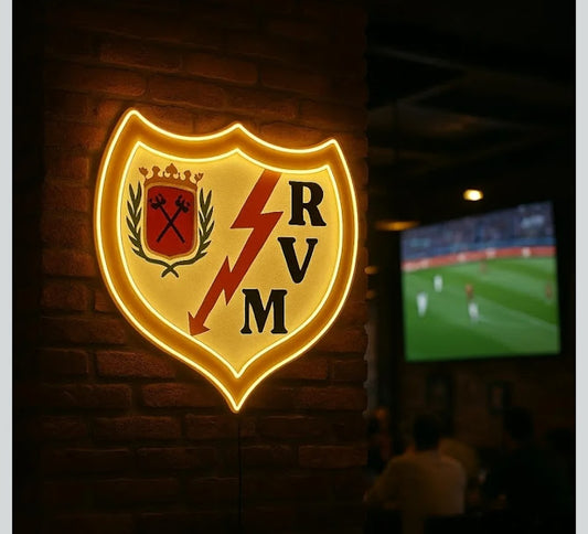 Escudo de futbol liga 1º division del Club RAYO VALLECANO Diseño con medidas metacrilato 40x35cm aproximadamente dependiendo el diseño del escudo con neon led,metacrilato y vinilo color.Alimentacion 12v,cable 2m y cadena para colgar en pared incluido.