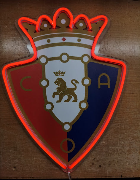 Escudo de futbol liga 1º division del Club OSASUNA Diseño con medidas metacrilato 40x35cm aproximadamente dependiendo el diseño del escudo con neon led,metacrilato y vinilo color.Alimentacion 12v,cable 2m y cadena para colgar en pared incluido.