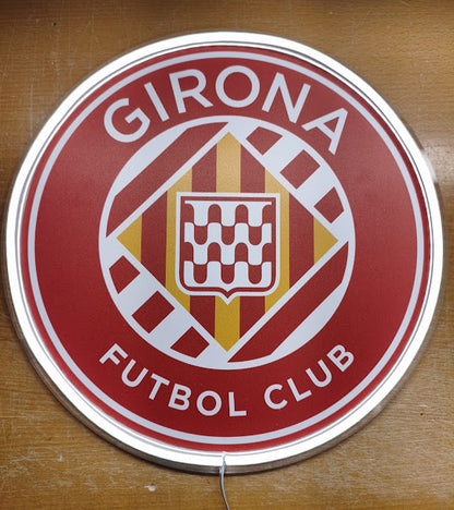 Escudo de futbol liga 1º division del Club GIRONA , Diseño con medidas metacrilato 40x35cm aproximadamente dependiendo el diseño del escudo con neon led,metacrilato y vinilo color.Alimentacion 12v,cable 2m y cadena para colgar en pared incluido.