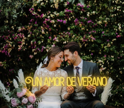Letrero Neon led metacrilato'Un Amor de Verano', Color Amarillo para Bodas medida 70 cm x 12 cm alimentación 12 v