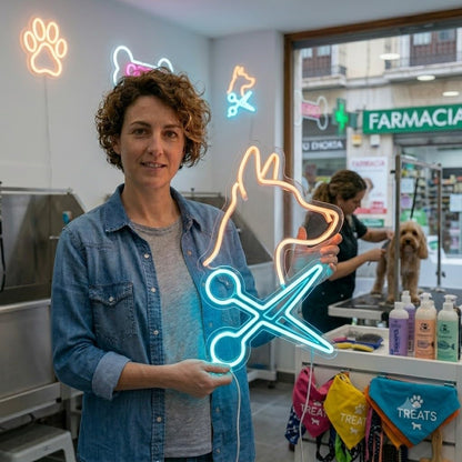 Letrero Neón de perro con tijeras, Luz neón LED, Verde, Decoración de Pared con base metacrilato transparente, cadena, cable de 1.5 m y alimentación 12 v medidas 60x70 cm