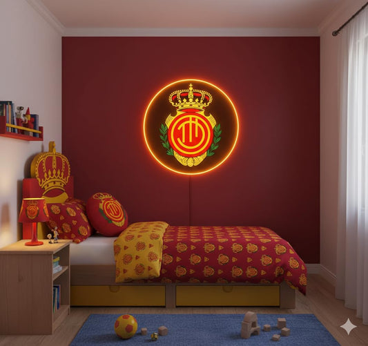 Escudo de futbol liga 1º division del Club MAYORCA  Diseño con medidas metacrilato 40x35cm aproximadamente dependiendo el diseño del escudo con neon led,metacrilato y vinilo color.Alimentacion 12v,cable 2m y cadena para colgar en pared incluido.