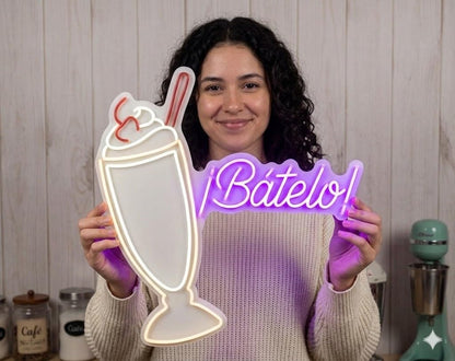 Letrero Neón de Batido ¡Bátelo!, Luz neón LED, Blanco, Rojo y Morado, Decoración de Pared con base metacrilato transparente, cadena, cable de 1.5 m y alimentación 12 v medidas 60x45 cm