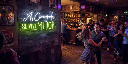 Letrero Neón led metacrilato transparente con forma alimentación 12 v 'A Carcajadas Se Vive Mejor', Blanco y Verde medidas 80 cm aproximadamente