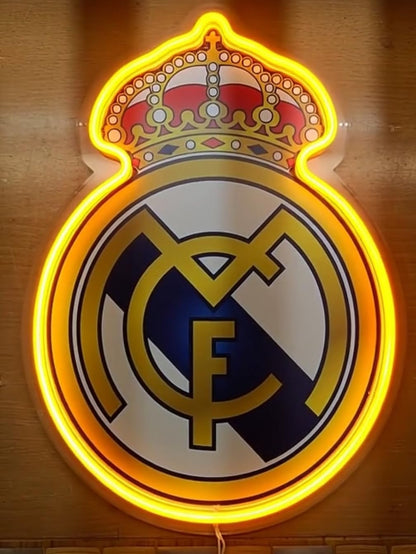 Escudo de futbol liga 1º division REAL MADRID, Diseño con medidas metacrilato 40x35cm aproximadamente dependiendo el diseño del escudo con neon led,metacrilato y vinilo color.Alimentacion 12v,cable 2m y cadena para colgar en pared incluido.