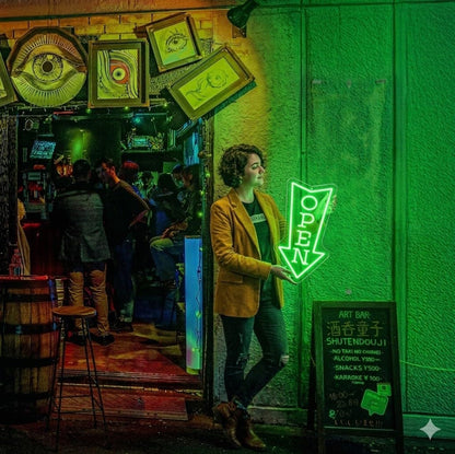 Letrero Neón de Flecha OPEN, Luz neón LED, Verde, Decoración de Pared con base metacrilato transparente, cadena, cable de 1.5 m y alimentación 12 v medidas 30x60 cm