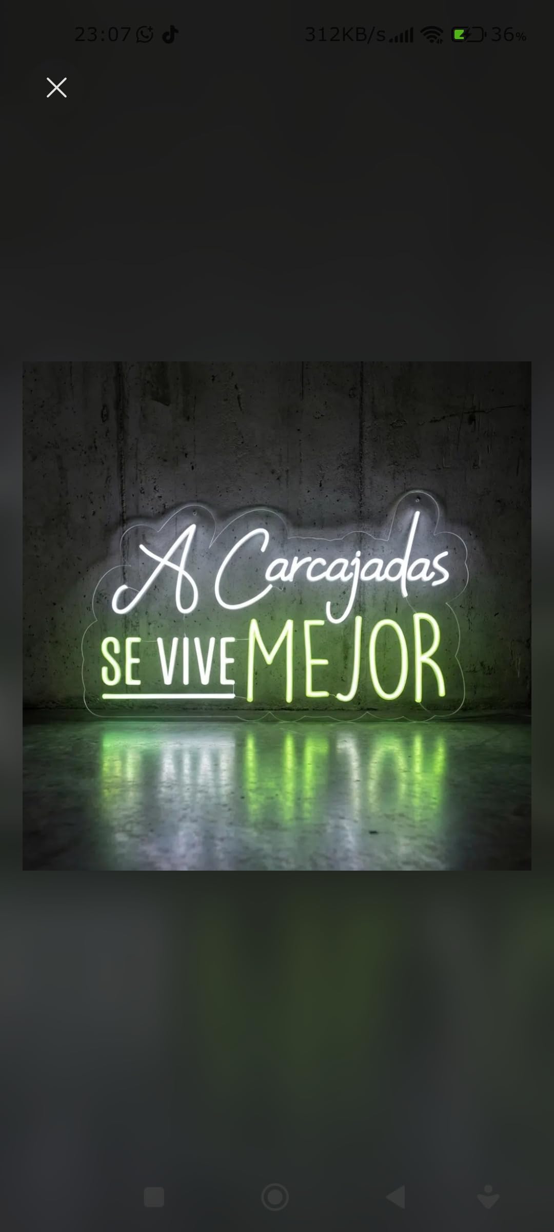 Letrero Neón led metacrilato transparente con forma alimentación 12 v 'A Carcajadas Se Vive Mejor', Blanco y Verde medidas 80 cm aproximadamente