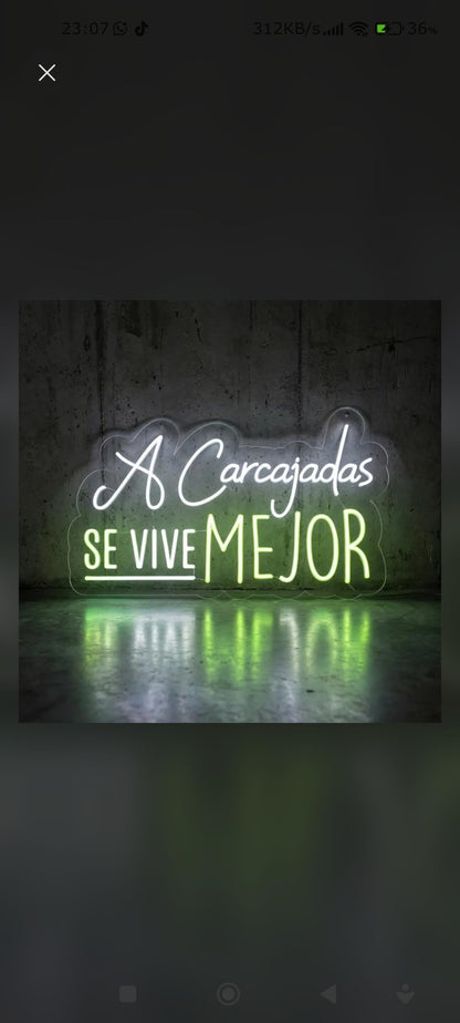 Letrero Neón led metacrilato transparente con forma alimentación 12 v 'A Carcajadas Se Vive Mejor', Blanco y Verde medidas 80 cm aproximadamente