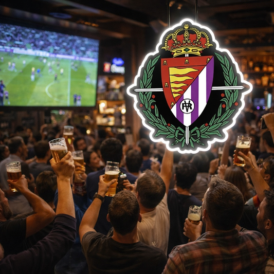 Escudo de futbol liga 2º division del Club VALLADOLID, Diseño con medidas metacrilato 40x35cm aproximadamente dependiendo el diseño del escudo con neon led,metacrilato y vinilo color.Alimentacion 12v,cable 2m y cadena para colgar en pared incluido.